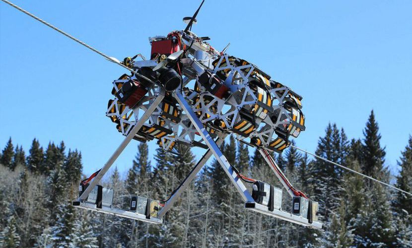Канадский стартап придумал робота, который устанавливает защиту от птиц на ЛЭП.